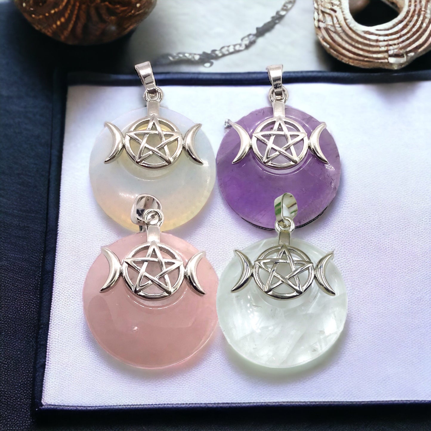 Steinfixx® -  Amethyst Anhänger Donut mit machtvoller Verzierung - dreifacher Mond und Pentagramm | Wicca | Urkraft | Licht | starkes Schutzsymbol