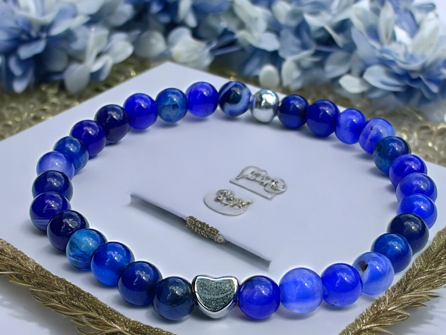 Edelstein Perlenarmband aus royalblauem Achat - Hochwertige Heilsteine mit 925 Silberperlen und entzückendem Herzchen - handgefertigt - in Geschenkbox - Abwehrkraft