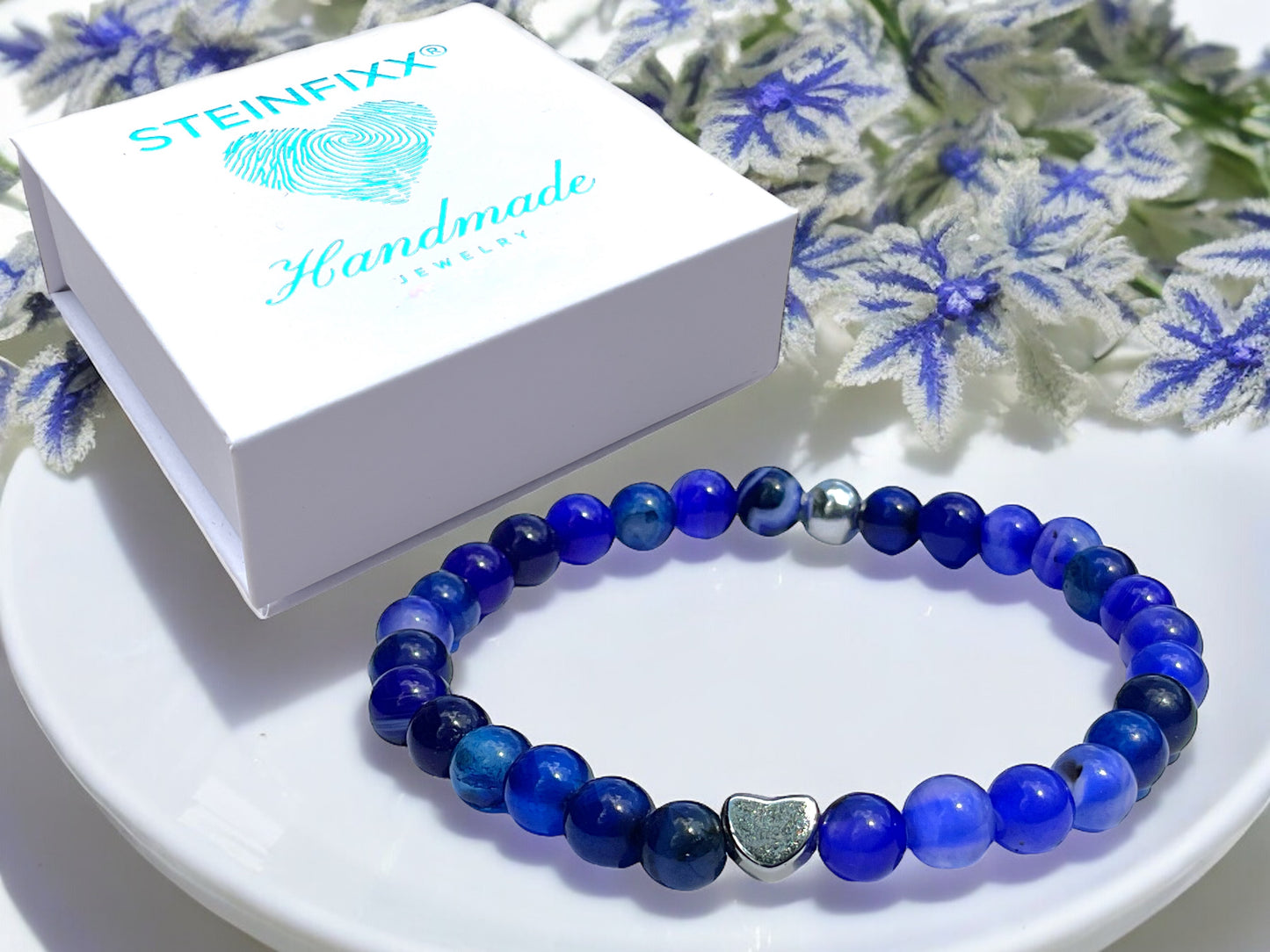 Edelstein Perlenarmband aus royalblauem Achat - Hochwertige Heilsteine mit 925 Silberperlen und entzückendem Herzchen - handgefertigt - in Geschenkbox - Abwehrkraft