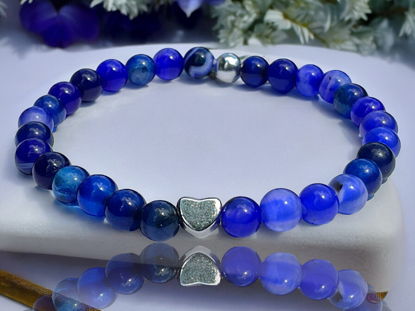 Edelstein Perlenarmband aus royalblauem Achat - Hochwertige Heilsteine mit 925 Silberperlen und entzückendem Herzchen - handgefertigt - in Geschenkbox - Abwehrkraft