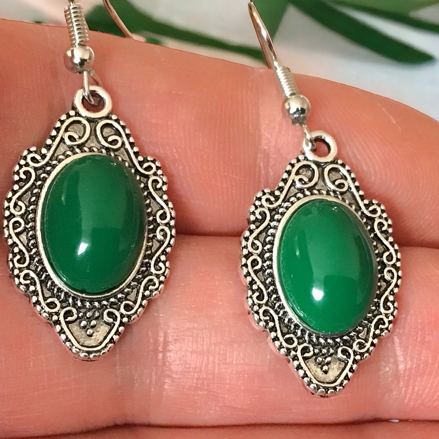 Grüne Jade Ohrring mit Tropfen | Edelstahl versilbert | Vintage|  in Samtsäckchen | Trachtenschmuck