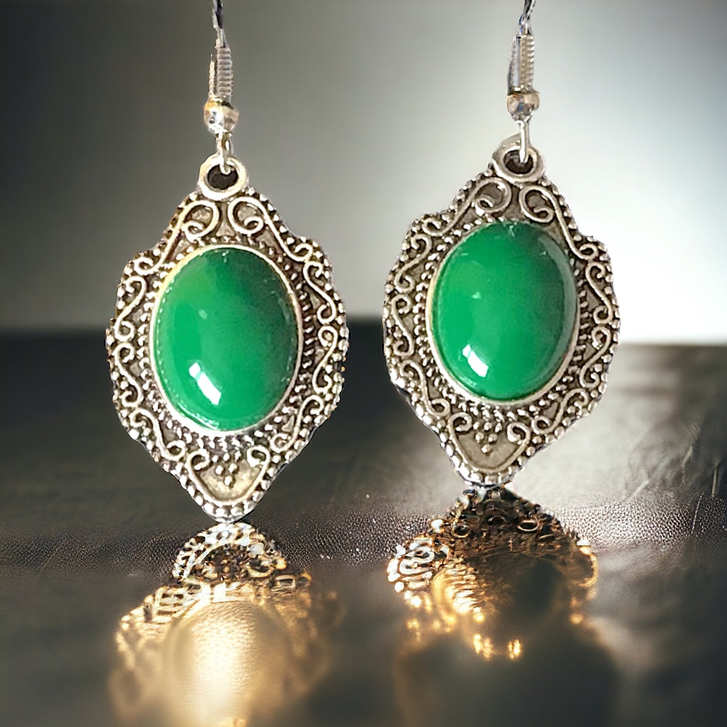 Grüne Jade Ohrring mit Tropfen | Edelstahl versilbert | Vintage|  in Samtsäckchen | Trachtenschmuck