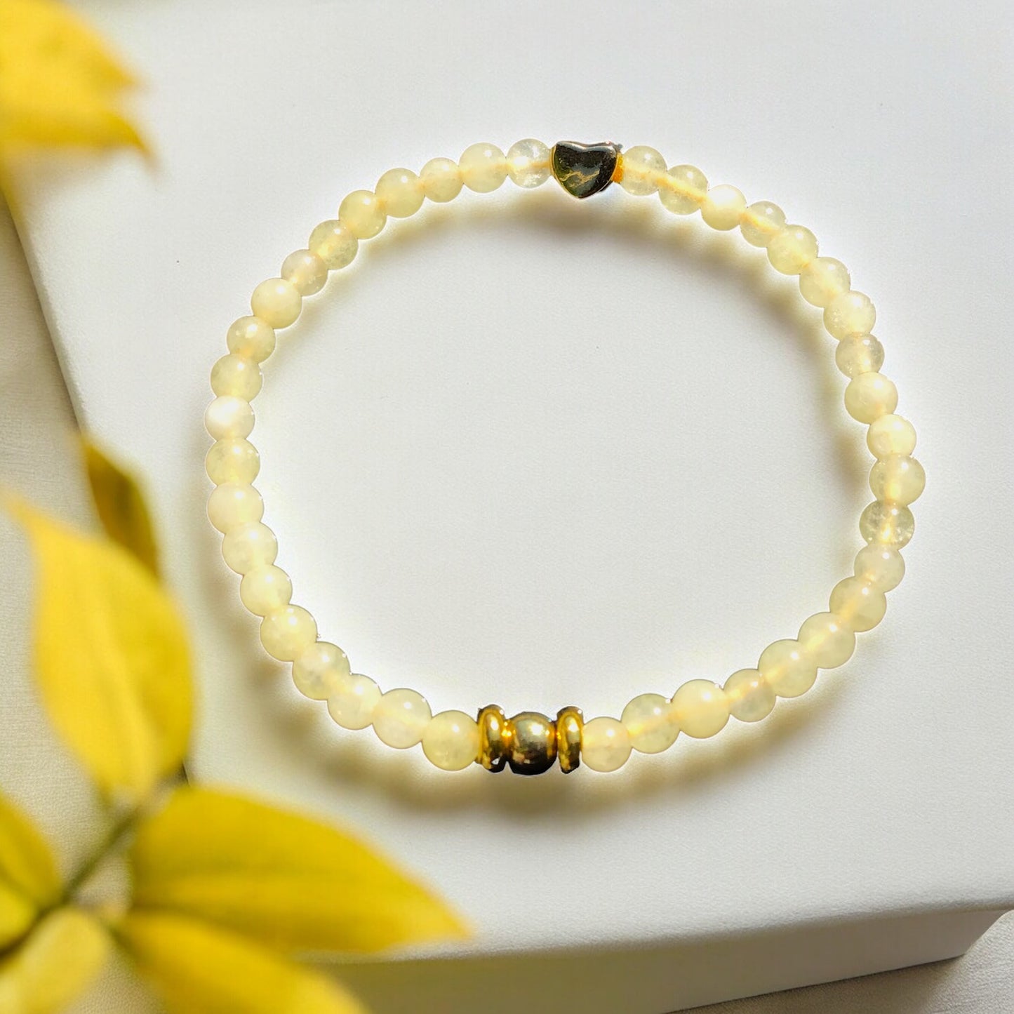 Elegantes Topas Perlenarmband - Hochwertiges Edelsteinarmband mit vergoldeter Perle und entzückendem Herzchen - handgefertigt - in Geschenkbox - Glück und Freude