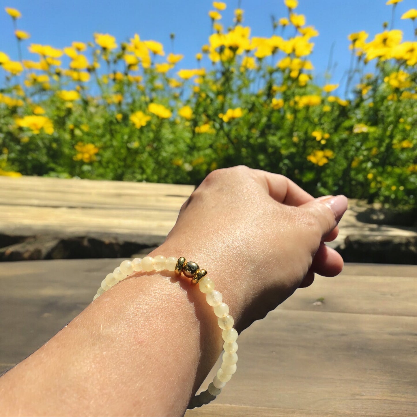 Elegantes Topas Perlenarmband - Hochwertiges Edelsteinarmband mit vergoldeter Perle und entzückendem Herzchen - handgefertigt - in Geschenkbox - Glück und Freude