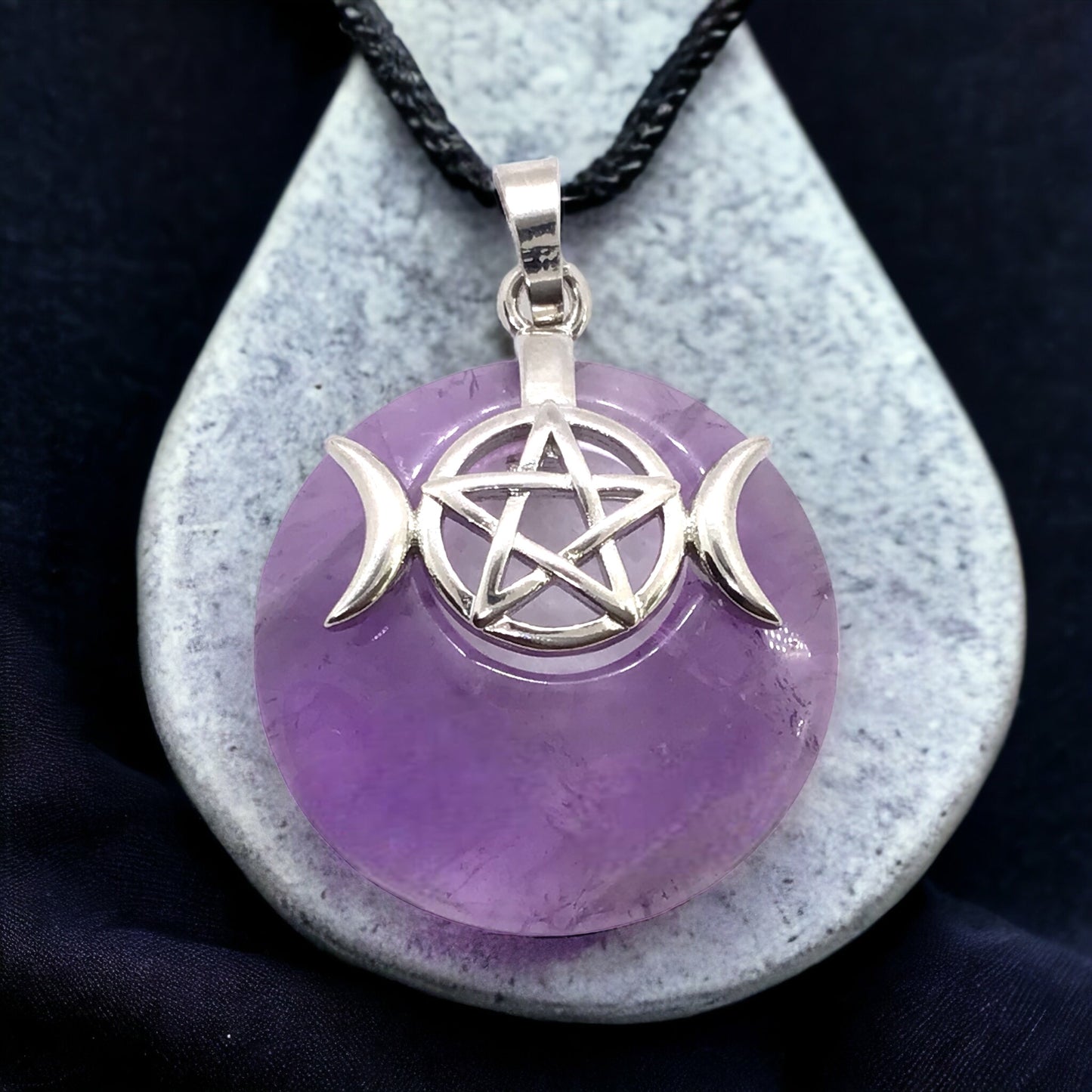 Steinfixx® -  Amethyst Anhänger Donut mit machtvoller Verzierung - dreifacher Mond und Pentagramm | Wicca | Urkraft | Licht | starkes Schutzsymbol