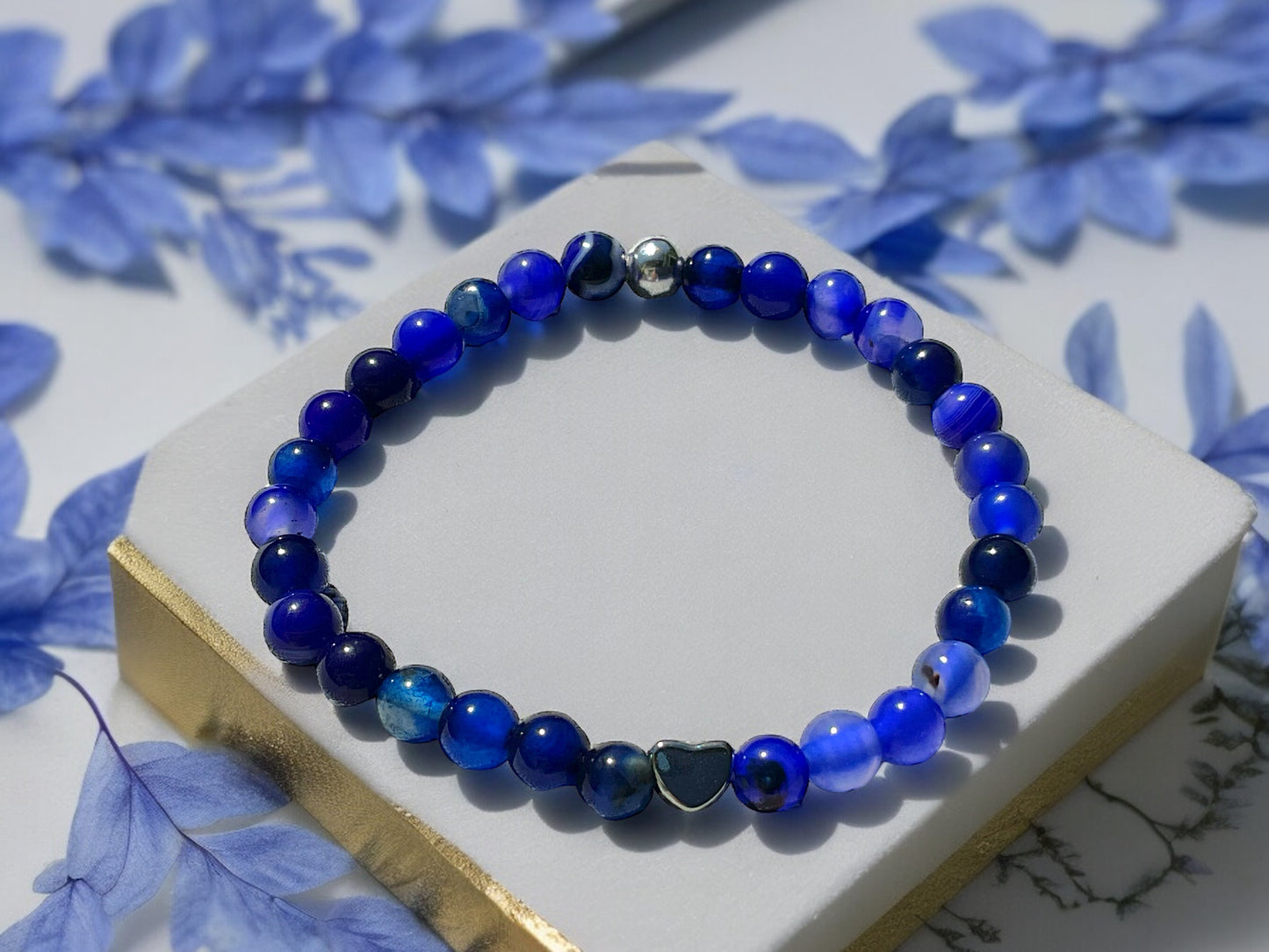 Edelstein Perlenarmband aus royalblauem Achat - Hochwertige Heilsteine mit 925 Silberperlen und entzückendem Herzchen - handgefertigt - in Geschenkbox - Abwehrkraft