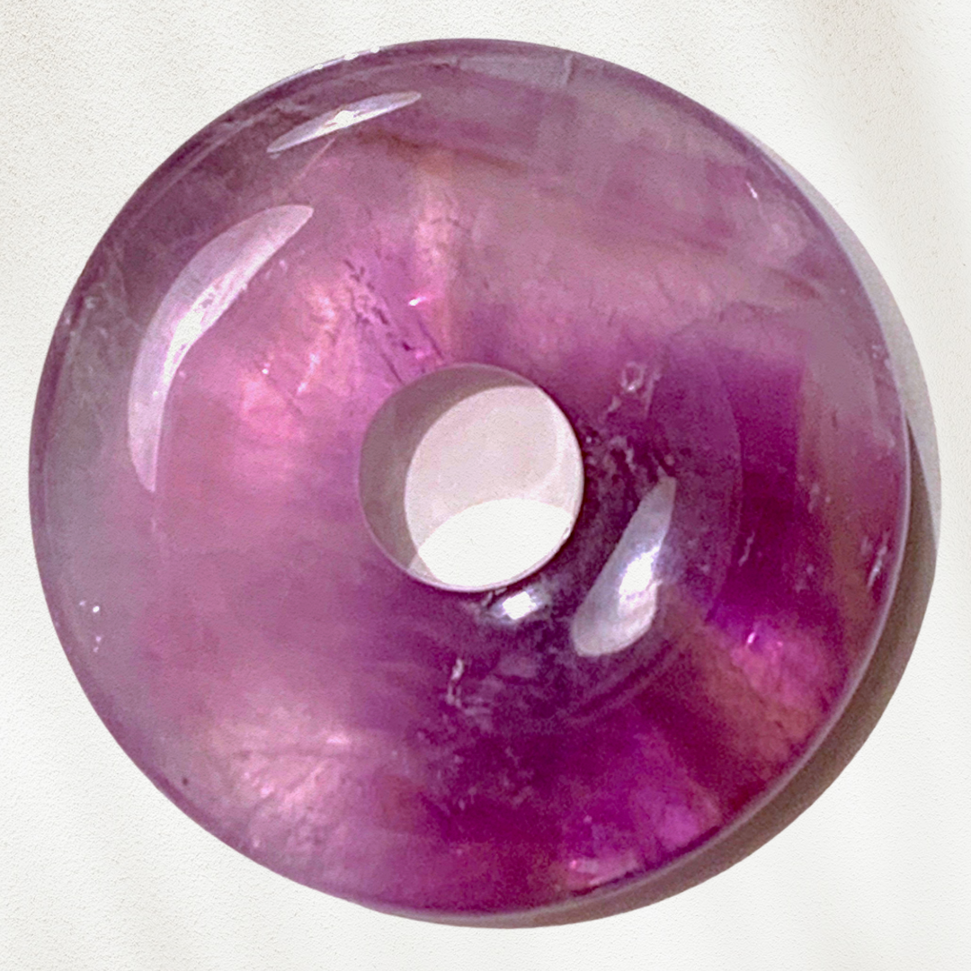 Premium Edelstein-Donut Amethyst top Qualität optional als Kette mit versilberter oder vergoldeter Spirale und Wildlederband